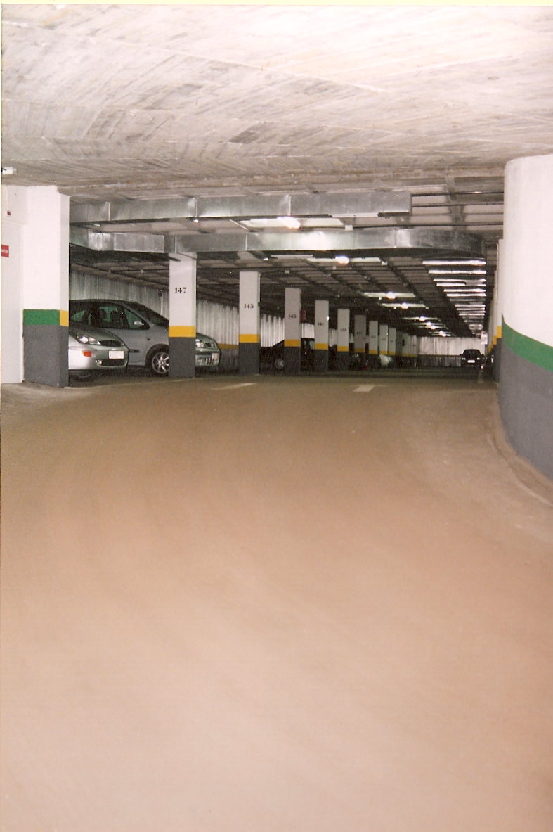 Aparcamiento subterráneo para residentes y plaza pública. Calle Batalla de Brunete.